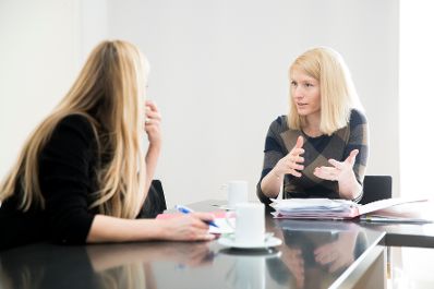 Am 15. M&auml;rz 2018 reiste Bundesministerin Juliane Bogner-Strau&szlig; (l.) im Zuge eines Bundesl&auml;ndertags nach Ober&ouml;sterreich. Im Bild mit Landesr&auml;tin Christine Haberlander (r.).
