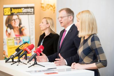Am 15. M&auml;rz 2018 reiste Bundesministerin Juliane Bogner-Strau&szlig; (l.) im Zuge eines Bundesl&auml;ndertags nach Ober&ouml;sterreich. Im Bild mit dem Landeshauptmann von Ober&ouml;sterreich Thomas Stelzer (m.) und Landesr&auml;tin Christine Haberlander (r.) bei der Pressekonferenz.