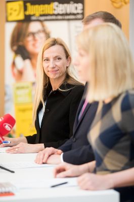 Am 15. M&auml;rz 2018 reiste Bundesministerin Juliane Bogner-Strau&szlig; (l.) im Zuge eines Bundesl&auml;ndertags nach Ober&ouml;sterreich. Im Bild mit dem Landeshauptmann von Ober&ouml;sterreich Thomas Stelzer (m.) und Landesr&auml;tin Christine Haberlander (r.) bei der Pressekonferenz.