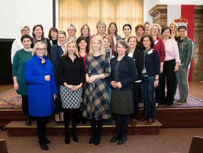 Am 15. M&auml;rz 2018 reiste Bundesministerin Juliane Bogner-Strau&szlig; (2.v.l.) im Zuge eines Bundesl&auml;ndertags nach Ober&ouml;sterreich. Im Bild mit Landesr&auml;tin Christine Haberlander (2.v.r.) beim Treffen mit Gesch&auml;ftsf&uuml;hrerinnen von Frauenvereinen und Beratungsstellen.