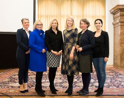 Am 15. M&auml;rz 2018 reiste Bundesministerin Juliane Bogner-Strau&szlig; (3.v.l.) im Zuge eines Bundesl&auml;ndertags nach Ober&ouml;sterreich. Im Bild mit Landesr&auml;tin Christine Haberlander (3.v.r.) beim Treffen mit Gesch&auml;ftsf&uuml;hrerinnen von Frauenvereinen und Beratungsstellen.