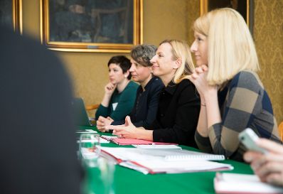 Am 15. M&auml;rz 2018 reiste Bundesministerin Juliane Bogner-Strau&szlig; (2.v.r.) im Zuge eines Bundesl&auml;ndertags nach Ober&ouml;sterreich. Im Bild mit Landesr&auml;tin Christine Haberlander (r.) beim Treffen mit Gesch&auml;ftsf&uuml;hrerinnen von Frauenvereinen und Beratungsstellen.