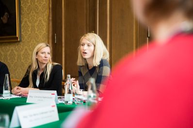 Am 15. M&auml;rz 2018 reiste Bundesministerin Juliane Bogner-Strau&szlig; (l.) im Zuge eines Bundesl&auml;ndertags nach Ober&ouml;sterreich. Im Bild mit Landesr&auml;tin Christine Haberlander (r.) beim Treffen mit Gesch&auml;ftsf&uuml;hrerinnen von Frauenvereinen und Beratungsstellen.