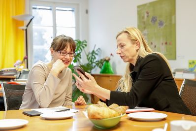 Am 16. M&auml;rz 2018 reiste Bundesministerin Juliane Bogner-Strau&szlig; (r.) im Zuge eines Bundesl&auml;ndertags nach Salzburg. Im Bild mit Landesr&auml;tin Martina Berthold (l.).
