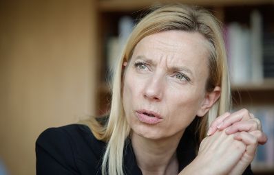 Am 16. M&auml;rz 2018 reiste Bundesministerin Juliane Bogner-Strau&szlig; (im Bild) im Zuge eines Bundesl&auml;ndertags nach Salzburg. Im Bild beim Interview mit den Salzburger Nachrichten.
