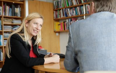 Am 16. M&auml;rz 2018 reiste Bundesministerin Juliane Bogner-Strau&szlig; (l.) im Zuge eines Bundesl&auml;ndertags nach Salzburg. Im Bild beim Interview mit den Salzburger Nachrichten.