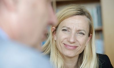Am 16. M&auml;rz 2018 reiste Bundesministerin Juliane Bogner-Strau&szlig; (im Bild) im Zuge eines Bundesl&auml;ndertags nach Salzburg. Im Bild beim Interview mit den Salzburger Nachrichten.