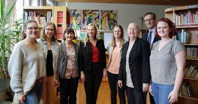 Am 16. M&auml;rz 2018 reiste Bundesministerin Juliane Bogner-Strau&szlig; (4.v.l.) im Zuge eines Bundesl&auml;ndertags nach Salzburg und besuchte die Bildungsanstalt f&uuml;r Elementarp&auml;dagogik. Im Bild mit dem Direktor Johannes Gruchmann-Bernau (2.v.r.) und der Abteilungsvorst&auml;ndin Gertrude Hinterberger (3.v.l.).