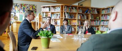 Am 16. M&auml;rz 2018 reiste Bundesministerin Juliane Bogner-Strau&szlig; (2.v.r.) im Zuge eines Bundesl&auml;ndertags nach Salzburg und besuchte die Bildungsanstalt f&uuml;r Elementarp&auml;dagogik. Im Bild mit dem Direktor Johannes Gruchmann-Bernau (l.) und der Abteilungsvorst&auml;ndin Gertrude Hinterberger (3.v.l.).