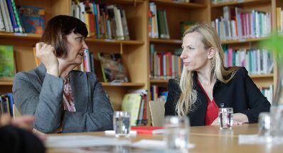 Am 16. M&auml;rz 2018 reiste Bundesministerin Juliane Bogner-Strau&szlig; (r.) im Zuge eines Bundesl&auml;ndertags nach Salzburg und besuchte die Bildungsanstalt f&uuml;r Elementarp&auml;dagogik. Im Bild mit der Abteilungsvorst&auml;ndin Gertrude Hinterberger (l.).