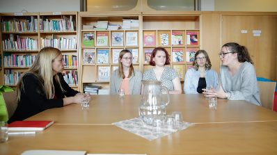 Am 16. M&auml;rz 2018 reiste Bundesministerin Juliane Bogner-Strau&szlig; (l.) im Zuge eines Bundesl&auml;ndertags nach Salzburg. Im Bild zu Besuch in der Bildungsanstalt f&uuml;r Elementarp&auml;dagogik.