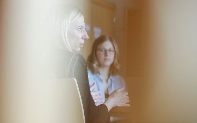 Am 16. M&auml;rz 2018 reiste Bundesministerin Juliane Bogner-Strau&szlig; (l.) im Zuge eines Bundesl&auml;ndertags nach Salzburg. Im Bild zu Besuch in der Bildungsanstalt f&uuml;r Elementarp&auml;dagogik.