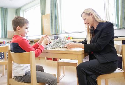 Am 16. M&auml;rz 2018 reiste Bundesministerin Juliane Bogner-Strau&szlig; (r.) im Zuge eines Bundesl&auml;ndertags nach Salzburg. Im Bild zu Besuch bei der P&auml;dagogischen Sch&uuml;lerbetreuung Walserfeld.