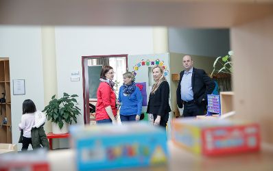 Am 16. M&auml;rz 2018 reiste Bundesministerin Juliane Bogner-Strau&szlig; (2.v.r.) im Zuge eines Bundesl&auml;ndertags nach Salzburg und besuchte die P&auml;dagogische Sch&uuml;lerbetreuung Walserfeld. Im Bild mit der Leiterin Martina Kremser (l.).