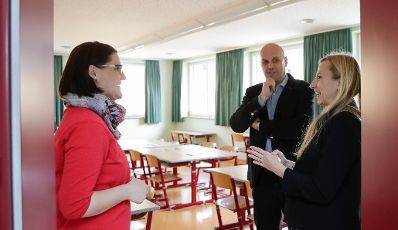 Am 16. M&auml;rz 2018 reiste Bundesministerin Juliane Bogner-Strau&szlig; (r.) im Zuge eines Bundesl&auml;ndertags nach Salzburg und besuchte die P&auml;dagogische Sch&uuml;lerbetreuung Walserfeld. Im Bild mit der Leiterin Martina Kremser (l.).