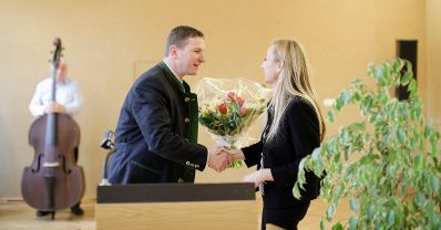 Am 23. M&auml;rz 2018 reiste Bundesministerin Juliane Bogner-Strau&szlig; (r.) im Zuge eines Bundesl&auml;ndertags in die Steiermark. Im Bild mit dem B&uuml;rgermeister von Mautern Andreas K&uuml;hberger (l.) bei der Er&ouml;ffnung der Kinderkrippe in Mautern.