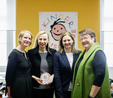 Am 23. M&auml;rz 2018 reiste Bundesministerin Juliane Bogner-Strau&szlig; (2.v.l.) im Zuge eines Bundesl&auml;ndertags in die Steiermark. Im Bild bei der Kinderdrehscheibe Graz mit der Leiterin Cordula Schlamadinger (l.) und der stellvertretenden Leiterin Regina Pretterhofer (2.v.r.).