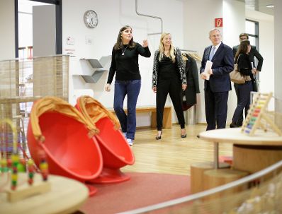 Am 4. April 2018 besuchte Bundesministerin Juliane Bogner-Strau&szlig; (2.v.l.) die Wiener Interventionsstelle gegen Gewalt in der Familie. Im Bild mit dem Nationalratsabgeordneten Karl Mahrer (r.) und der stellvertretenden Gesch&auml;ftsf&uuml;hrerin der Interventionsstelle Barbara Ille (l.).