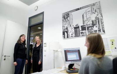 Am 4. April 2018 besuchte Bundesministerin Juliane Bogner-Strau&szlig; (r.) die Wiener Interventionsstelle gegen Gewalt in der Familie. Im Bild mit der stellvertretenden Gesch&auml;ftsf&uuml;hrerin der Interventionsstelle Barbara Ille (l.).