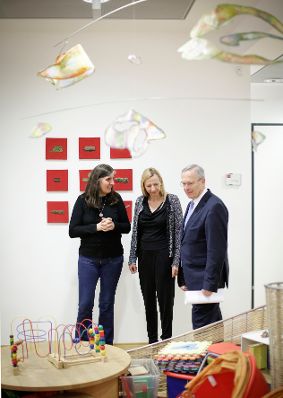 Am 4. April 2018 besuchte Bundesministerin Juliane Bogner-Strau&szlig; (m.) die Wiener Interventionsstelle gegen Gewalt in der Familie. Im Bild mit dem Nationalratsabgeordneten Karl Mahrer (r.) und der stellvertretenden Gesch&auml;ftsf&uuml;hrerin der Interventionsstelle Barbara Ille (l.).