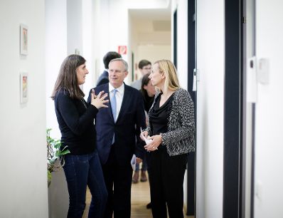 Am 4. April 2018 besuchte Bundesministerin Juliane Bogner-Strau&szlig; (r.) die Wiener Interventionsstelle gegen Gewalt in der Familie. Im Bild mit dem Nationalratsabgeordneten Karl Mahrer (m.) und der stellvertretenden Gesch&auml;ftsf&uuml;hrerin der Interventionsstelle Barbara Ille (l.).