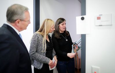 Am 4. April 2018 besuchte Bundesministerin Juliane Bogner-Strau&szlig; (m.) die Wiener Interventionsstelle gegen Gewalt in der Familie. Im Bild mit dem Nationalratsabgeordneten Karl Mahrer (l.) und der stellvertretenden Gesch&auml;ftsf&uuml;hrerin der Interventionsstelle Barbara Ille (r.).