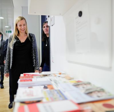 Am 4. April 2018 besuchte Bundesministerin Juliane Bogner-Strau&szlig; (l.) die Wiener Interventionsstelle gegen Gewalt in der Familie. Im Bild mit der stellvertretenden Gesch&auml;ftsf&uuml;hrerin der Interventionsstelle Barbara Ille (r.).