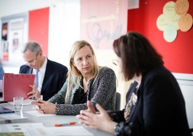 Am 4. April 2018 besuchte Bundesministerin Juliane Bogner-Strau&szlig; (m.) die Wiener Interventionsstelle gegen Gewalt in der Familie. Im Bild mit dem Nationalratsabgeordneten Karl Mahrer (l.) und der Gesch&auml;ftsf&uuml;hrerin der Interventionsstelle Rosa Logar (r.).