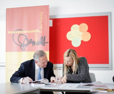 Am 4. April 2018 besuchte Bundesministerin Juliane Bogner-Strau&szlig; (r.) die Wiener Interventionsstelle gegen Gewalt in der Familie. Im Bild mit dem Nationalratsabgeordneten Karl Mahrer (l.).