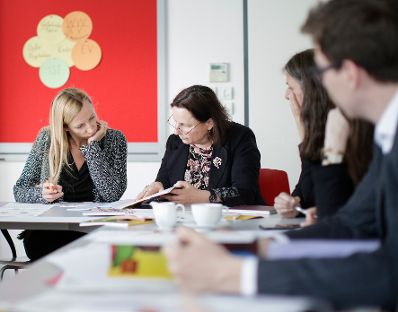 Am 4. April 2018 besuchte Bundesministerin Juliane Bogner-Strau&szlig; (l.) die Wiener Interventionsstelle gegen Gewalt in der Familie. Im Bild mit der Gesch&auml;ftsf&uuml;hrerin der Interventionsstelle Rosa Logar (2.v.l.) und der stellvertretenden Gesch&auml;ftsf&uuml;hrerin der Interventionsstelle Barbara Ille (2.v.r.).