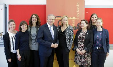 Am 4. April 2018 besuchte Bundesministerin Juliane Bogner-Strau&szlig; (m.r.) die Wiener Interventionsstelle gegen Gewalt in der Familie. Im Bild mit dem Nationalratsabgeordneten Karl Mahrer (m.l.), der Gesch&auml;ftsf&uuml;hrerin der Interventionsstelle Rosa Logar (3.v.r.) und der stellvertretenden Gesch&auml;ftsf&uuml;hrerin Barbara Ille (2.v.r.).