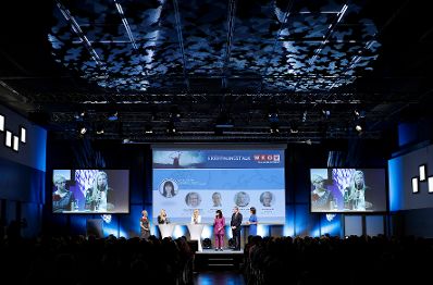 Am 19. April 2018 nahm Bundesministerin Juliane Bogner-Strau&szlig; (2.v.l.) am Er&ouml;ffnungstalk zum "5. &Ouml;sterreichischen Unternehmerinnenkongress" teil. Im Bild mit der Pr&auml;sidentin der Wirtschaftskammer Ober&ouml;sterreich Doris Hummer (l.), Bundesministerin Margarete Schramb&ouml;ck (m.), der Vizepr&auml;sidentin der Wirtschaftskammer &Ouml;sterreich Martha Schultz (3.v.r.) und dem Pr&auml;sidenten der Wirtschaftskammer &Ouml;sterreich Christoph Leitl (2.v.r.).