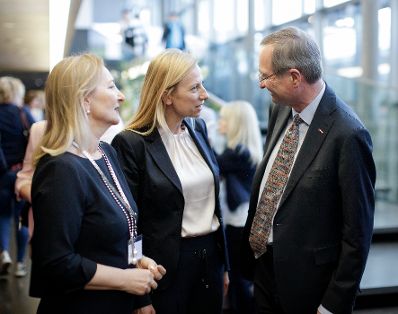 Am 19. April 2018 nahm Bundesministerin Juliane Bogner-Strau&szlig; (m.) am Er&ouml;ffnungstalk zum "5. &Ouml;sterreichischen Unternehmerinnenkongress" teil. Im Bild mit dem Pr&auml;sidenten der Wirtschaftskammer &Ouml;sterreich Christoph Leitl (r.).