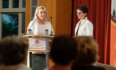 Am 28. Mai 2018 nahm Bundesministerin Juliane Bogner-Strau&szlig; an der Podiumsdiskussion zum Thema "Sicherheit im Internet" teil. Im Bild Michaela Horn (l.) und die Moderatorin Monika Slouk (r.).