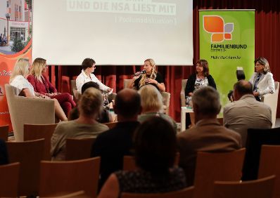 Am 28. Mai 2018 nahm Bundesministerin Juliane Bogner-Strau&szlig; an der Podiumsdiskussion zum Thema "Sicherheit im Internet" teil.