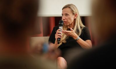 Am 28. Mai 2018 nahm Bundesministerin Juliane Bogner-Strau&szlig; (im Bild) an der Podiumsdiskussion zum Thema "Sicherheit im Internet" teil.