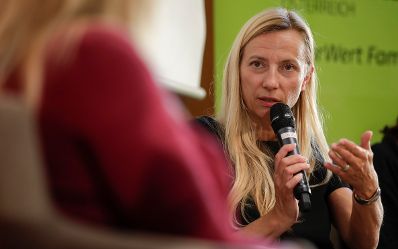 Am 28. Mai 2018 nahm Bundesministerin Juliane Bogner-Strau&szlig; (im Bild) an der Podiumsdiskussion zum Thema "Sicherheit im Internet" teil.