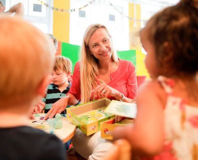 Am 4. Juni 2018 reiste Bundesministerin Juliane Bogner-Strau&szlig; (m.) im Zuge eines Bundesl&auml;ndertags nach K&auml;rnten. Im Bild beim Besuch der "Kinderwerkstadt Klagenfurt" des Hilfswerks K&auml;rnten.