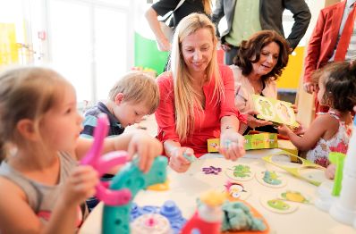 Am 4. Juni 2018 reiste Bundesministerin Juliane Bogner-Strau&szlig; im Zuge eines Bundesl&auml;ndertags nach K&auml;rnten. Im Bild beim Besuch der "Kinderwerkstadt Klagenfurt" des Hilfswerks K&auml;rnten.