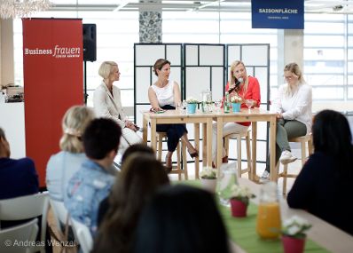 Am 4. Juni 2018 reiste Bundesministerin Juliane Bogner-Strau&szlig; (2.v.r.) im Zuge eines Bundesl&auml;ndertags nach K&auml;rnten. Im Bild beim Besuch als Podiumsgast bei Business Frauen Center - IKEA Fr&uuml;hst&uuml;ck "Mama im Management - Karriere &amp; Familie machbar...?"