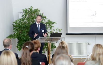 Am 25. Juni 2018 nahm Bundesministerin Juliane Bogner-Strau&szlig; an der Veranstaltungsreihe "Gleichstellung im Gespr&auml;ch" teil. Im Bild Bernhard Heneis, Head of Sustainability &amp; Reporting der OMV.