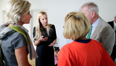 Am 27. Juni 2018 reiste Bundesministerin Juliane Bogner-Strau&szlig; (2.v.l.) nach Wiener Neustadt. Im Bild beim Besuch der Bildungseinrichtung "Kindergarten Josefstadt".
