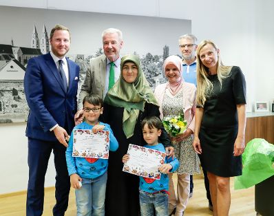 Am 27. Juni 2018 reiste Bundesministerin Juliane Bogner-Strau&szlig; (r.) nach Wiener Neustadt. Im Bild mit B&uuml;rgermeister Klaus Schneeberger (2.v.l.) und Klubobmann Michael Schnedlitz (l.) bei der HIPPY-Zertifikatsverleihung.