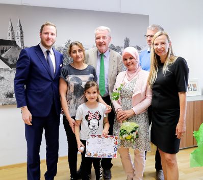 Am 27. Juni 2018 reiste Bundesministerin Juliane Bogner-Strau&szlig; (r.) nach Wiener Neustadt. Im Bild mit B&uuml;rgermeister Klaus Schneeberger (3.v.l.) und Klubobmann Michael Schnedlitz (l.) bei der HIPPY-Zertifikatsverleihung.