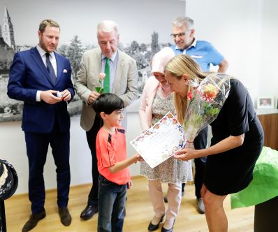 Am 27. Juni 2018 reiste Bundesministerin Juliane Bogner-Strau&szlig; (r.) nach Wiener Neustadt. Im Bild mit B&uuml;rgermeister Klaus Schneeberger (2.v.l.) und Klubobmann Michael Schnedlitz (l.) bei der HIPPY-Zertifikatsverleihung.