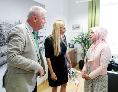 Am 27. Juni 2018 reiste Bundesministerin Juliane Bogner-Strau&szlig; (m.) nach Wiener Neustadt. Im Bild mit B&uuml;rgermeister Klaus Schneeberger (l.) bei der HIPPY-Zertifikatsverleihung.