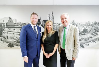Am 27. Juni 2018 reiste Bundesministerin Juliane Bogner-Strau&szlig; (m.) nach Wiener Neustadt. Im Bild mit B&uuml;rgermeister Klaus Schneeberger (r.) und Klubobmann Michael Schnedlitz (l.) bei der HIPPY-Zertifikatsverleihung.