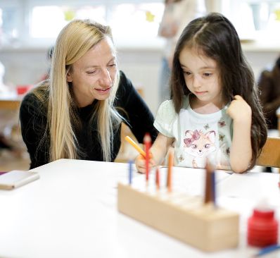Am 27. Juni 2018 reiste Bundesministerin Juliane Bogner-Strau&szlig; (l.) nach Wiener Neustadt. Im Bild beim Besuch der Bildungseinrichtung "Kindergarten Josefstadt".
