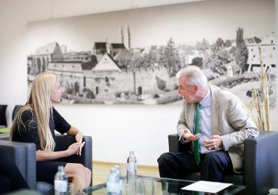 Am 27. Juni 2018 reiste Bundesministerin Juliane Bogner-Strau&szlig; (l.) nach Wiener Neustadt. Im Bild mit dem B&uuml;rgermeister Klaus Schneeberger (r.).