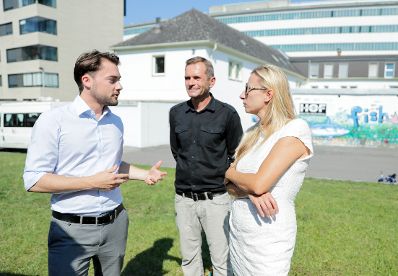 Am 26. Juli 2018 reiste Bundesministerin Juliane Bogner-Strau&szlig; (r.) im Zuge eines Bundesl&auml;ndertags nach Ober&ouml;sterreich. Im Bild zu Besuch bei der Freizeitbetreuung des "Kulturzentrum HOF" mit dem Obmann Philipp Albert (l.) und dem Gesch&auml;ftsf&uuml;hrer Rainer Eilmsteiner (m.).